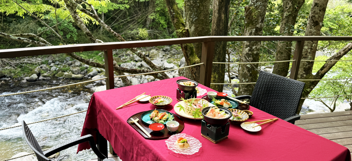 伊豆・天城湯ヶ島 白壁の川床テラス